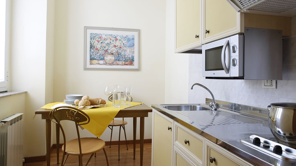 Residence Trieste -Camera dotata di cucina arredata e attrezzata 